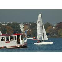 2450_038124 Alsterdampfer auf der Aussenalster - Katamaran unter Segeln. | Alsterschiffe - Fahrgastschiffe auf der Alster und den Hamburger Kanälen.